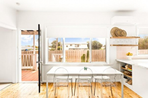 Retro Bungalow near Beach and Shops